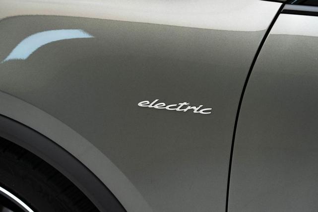 Photo of 2024 Aventurine Green Metallic Porsche Macan