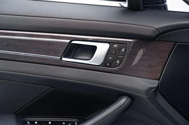 Photo of 2022 Jet Black Metallic Porsche Panamera