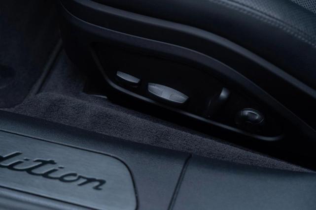 Photo of 2022 Jet Black Metallic Porsche Panamera