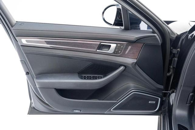 Photo of 2022 Jet Black Metallic Porsche Panamera
