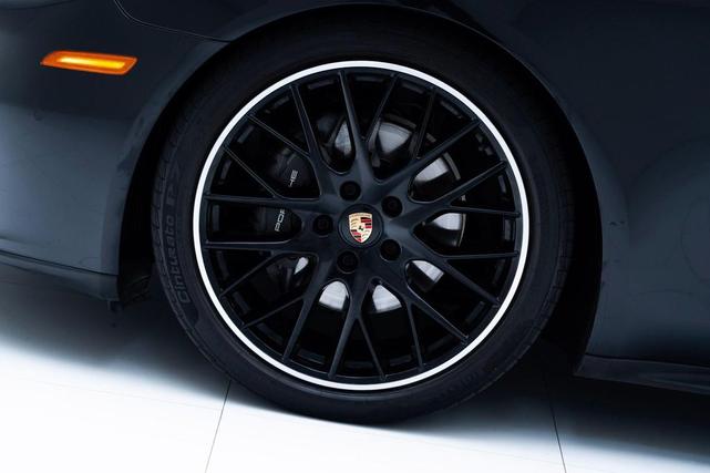 Photo of 2022 Jet Black Metallic Porsche Panamera