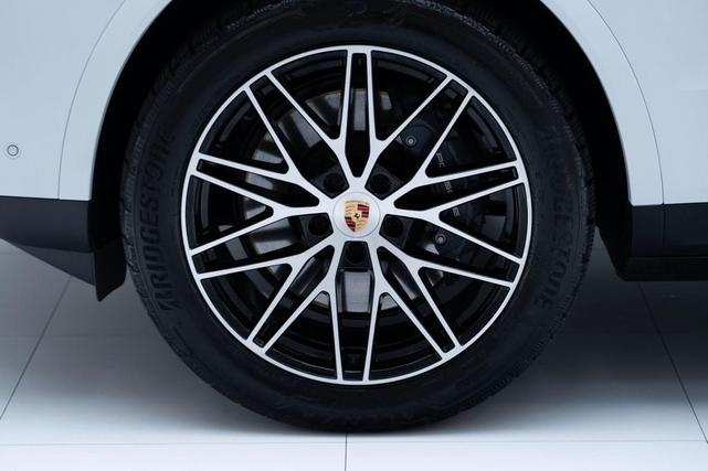 Photo of 2025 Carrara White Metallic Porsche Cayenne