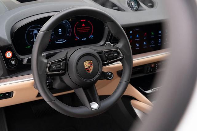 Photo of 2025 Carrara White Metallic Porsche Cayenne