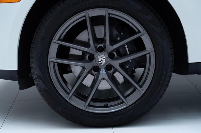 Photo of 2024 White Porsche Macan