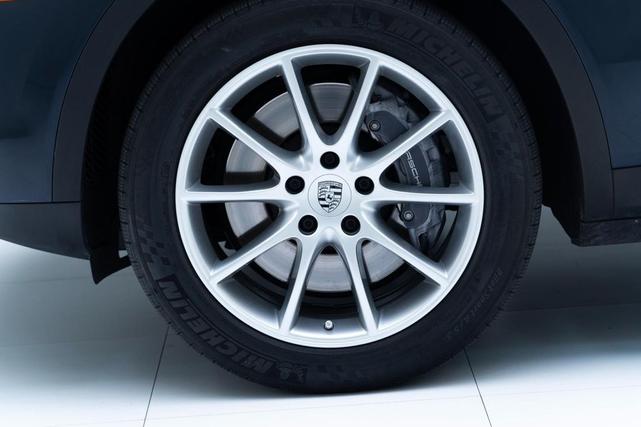 Photo of 2022 Moonlight Blue Metallic Porsche Cayenne