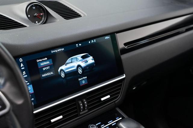 Photo of 2020 Quartzite Grey Metallic Porsche Cayenne