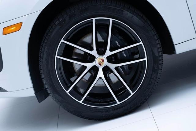 Photo of 2025 Carrara White Metallic Porsche Macan
