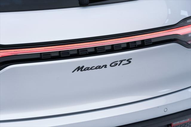 Photo of 2025 Dolomite Silver Metallic Porsche Macan