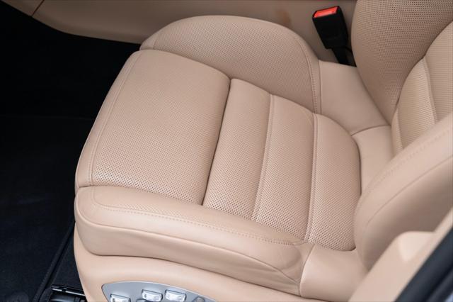 Photo of 2025 Dolomite Silver Metallic Porsche Macan