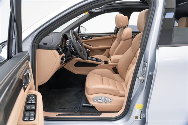 Photo of 2025 Dolomite Silver Metallic Porsche Macan