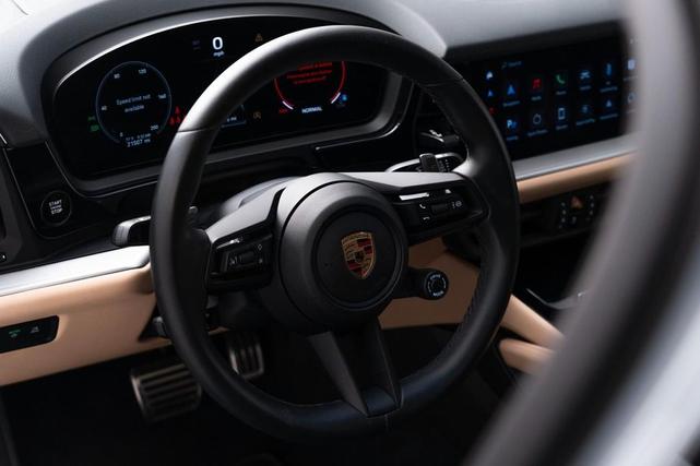 Photo of 2024 Arctic Grey Porsche Cayenne