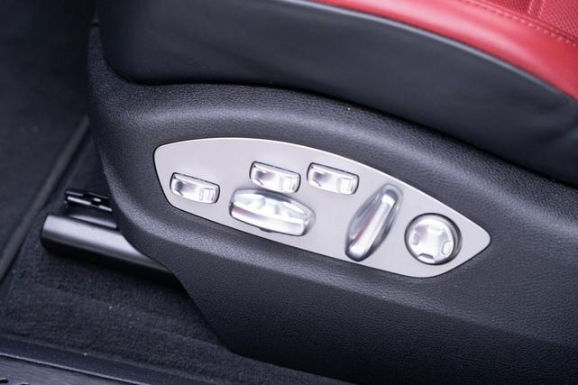 Photo of 2025 Jet Black Metallic Porsche Macan