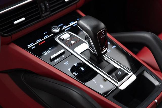Photo of 2022 Quartzite Grey Metallic Porsche Cayenne