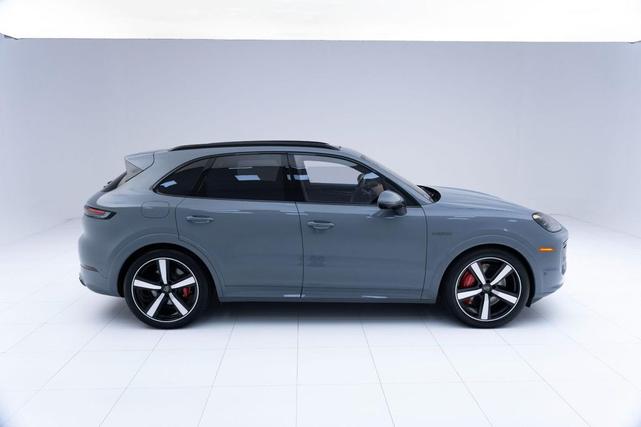 Photo of 2025 Arctic Grey Porsche Cayenne