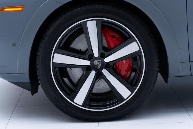 Photo of 2025 Arctic Grey Porsche Cayenne