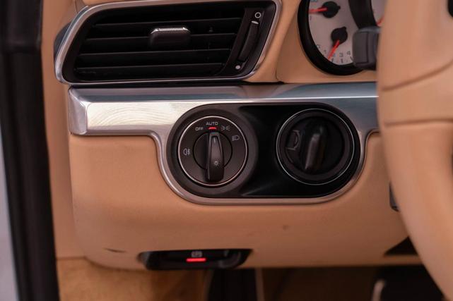 Photo of 2013 White Porsche 911