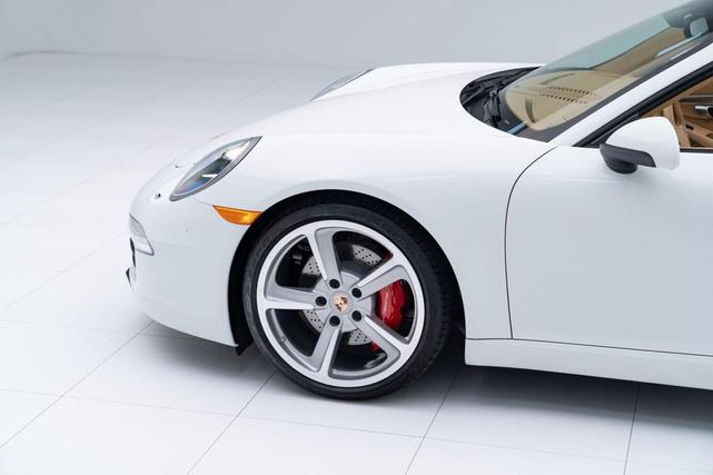Photo of 2013 White Porsche 911