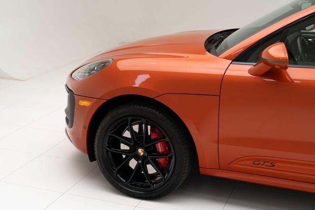 Photo of 2022 Papaya Metallic Porsche Macan