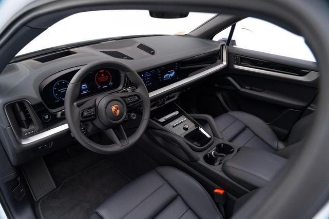 Photo of 2025 Carrara White Metallic Porsche Cayenne