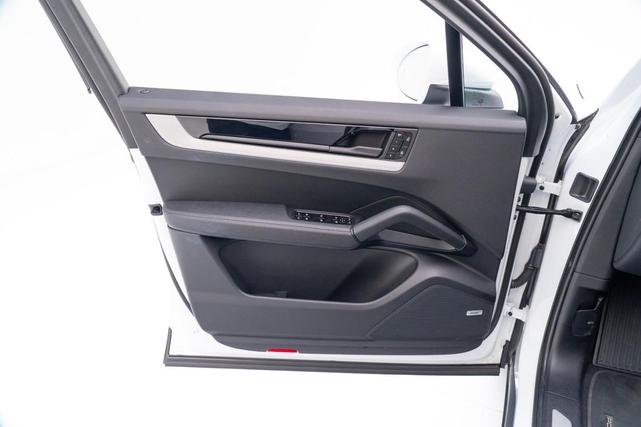 Photo of 2025 Carrara White Metallic Porsche Cayenne