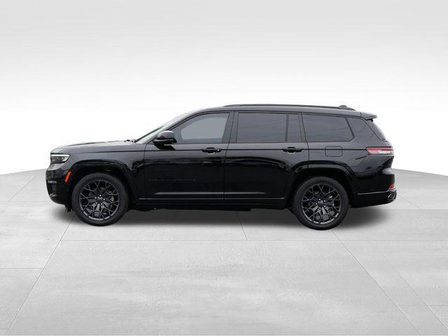 Photo of 2024 Diamond Black Crystal Pearlcoat Jeep Grand Cherokee L