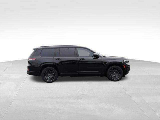 Photo of 2024 Diamond Black Crystal Pearlcoat Jeep Grand Cherokee L