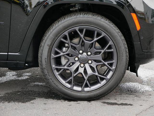 Photo of 2024 Diamond Black Crystal Pearlcoat Jeep Grand Cherokee L