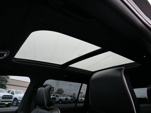 Photo of 2024 Diamond Black Crystal Pearlcoat Jeep Grand Cherokee L