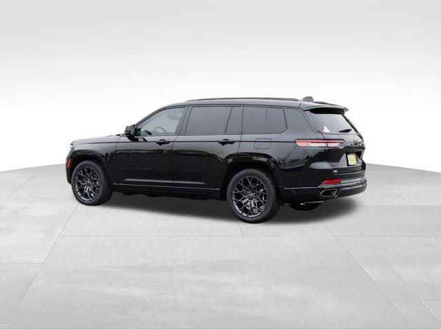 Photo of 2024 Diamond Black Crystal Pearlcoat Jeep Grand Cherokee L
