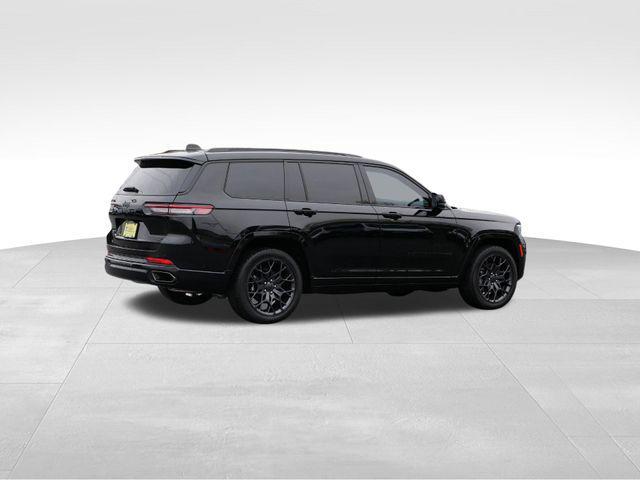 Photo of 2024 Diamond Black Crystal Pearlcoat Jeep Grand Cherokee L