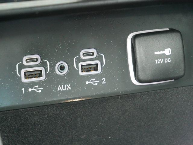 Photo of 2022 Diamond Black Crystal Pearlcoat Jeep Grand Cherokee