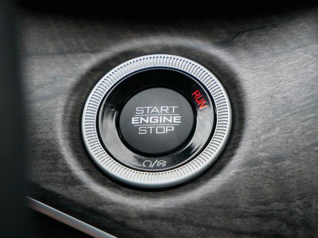 Photo of 2022 Diamond Black Crystal Pearlcoat Jeep Grand Cherokee