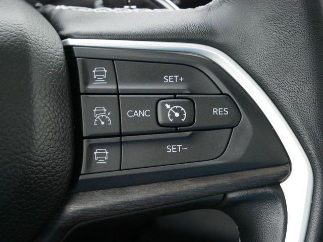 Photo of 2022 Diamond Black Crystal Pearlcoat Jeep Grand Cherokee