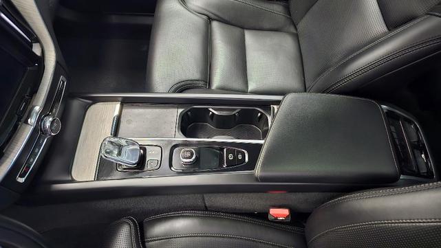 Photo of 2022 Silver Volvo XC60