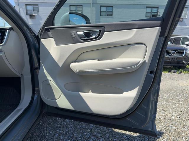 Photo of 2022 Thunder Gray Metallic Volvo XC60
