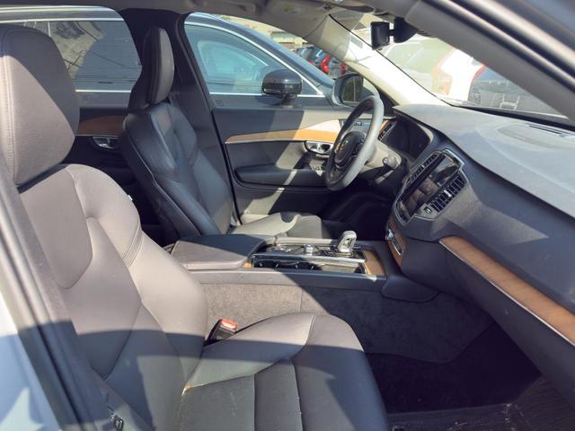Photo of 2023 Silver Volvo XC90 Recharge Plug-In Hybrid