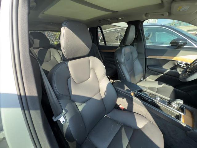 Photo of 2023 Silver Volvo XC90 Recharge Plug-In Hybrid