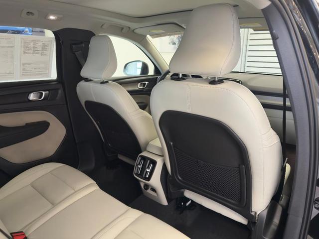 Photo of 2023 Onyx Black Volvo XC40
