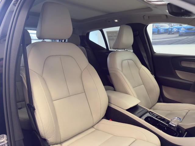 Photo of 2023 Onyx Black Volvo XC40