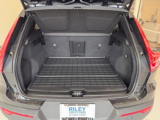 Photo of 2023 Onyx Black Volvo XC40