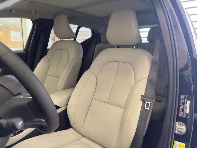 Photo of 2023 Onyx Black Volvo XC40