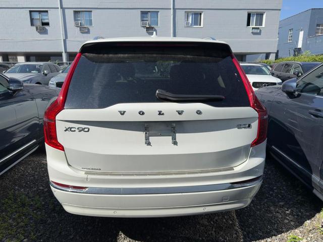 Photo of 2024 Crystal White Volvo XC90