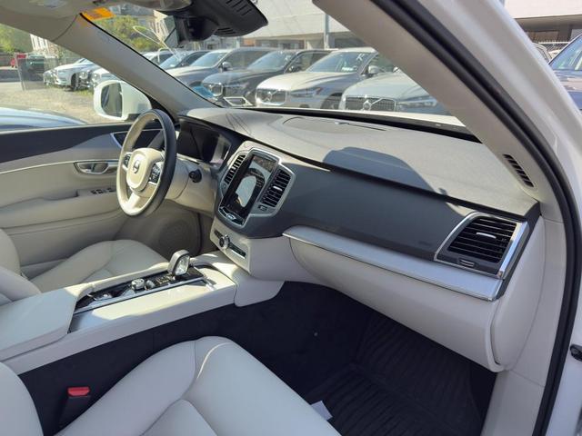 Photo of 2024 Crystal White Volvo XC90