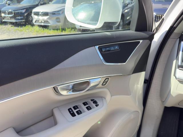 Photo of 2024 Crystal White Volvo XC90