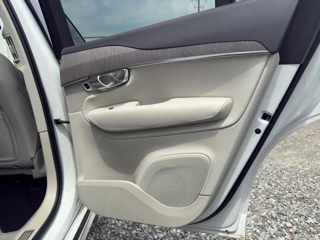 Photo of 2023 Crystal White Volvo XC90 Recharge Plug-In Hybrid