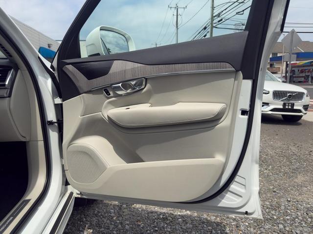 Photo of 2023 Crystal White Volvo XC90 Recharge Plug-In Hybrid