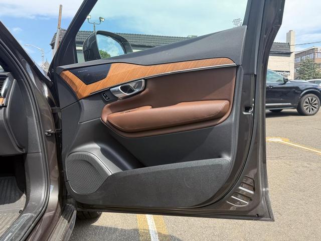Photo of 2024 Platinum Gray Volvo XC90 Recharge Plug-In Hybrid