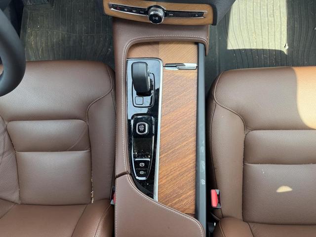 Photo of 2024 Platinum Gray Volvo XC90 Recharge Plug-In Hybrid