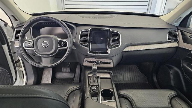 Photo of 2022 Crystal White Volvo XC90