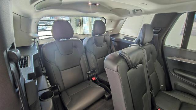 Photo of 2022 Crystal White Volvo XC90